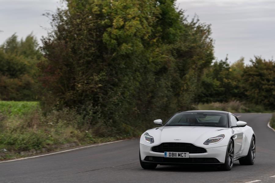  Aston Martin DB11 V8 2017 года  (UK) (фото 23 из 40)